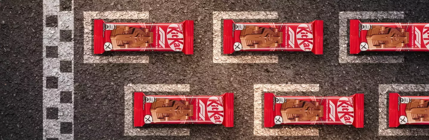 Συσκευασίες Kitkat mini cars σε θέση εκκίνησης